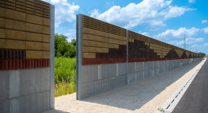 Leier LTF 12 Vasbeton lábazati falpanel, egy oldalon seprűzött felület